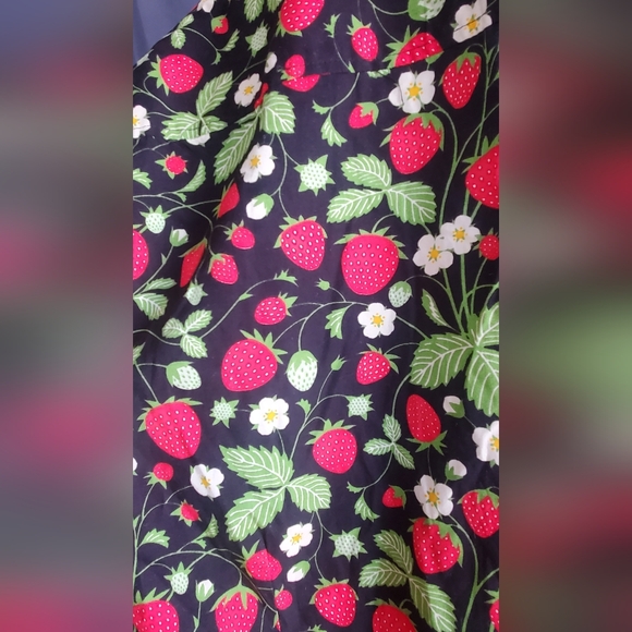 Massive Men's XL Black, Green And Red Strawberry Print Shirt, NWT - Picture 5 of 5